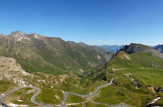 Les Hautes-Alpes Montagne Vetue Ciel bleu