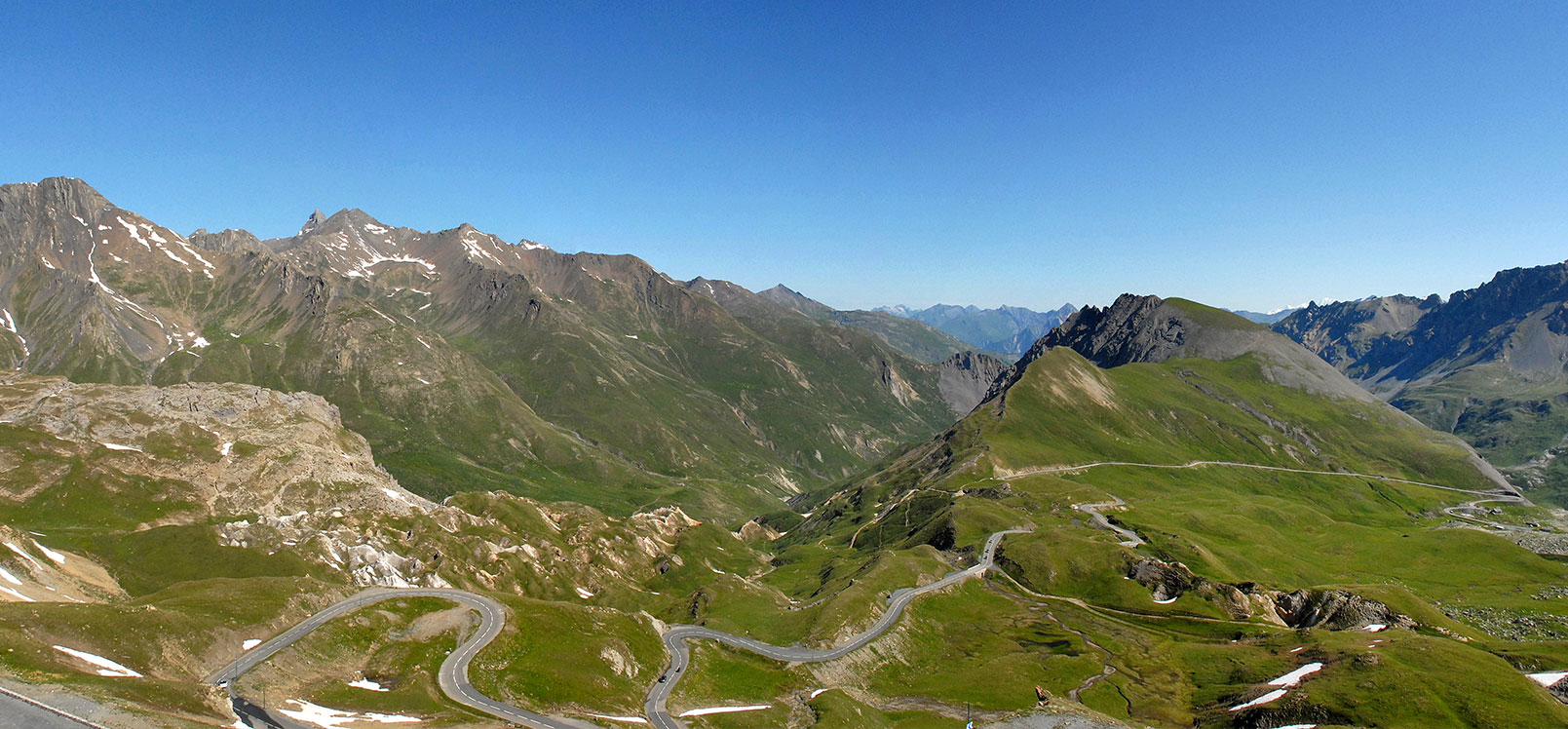 Les Hautes-Alpes
Montagne
Vetue
Ciel bleu