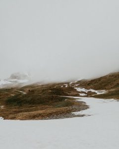 col de montagne neige brume de nuage 